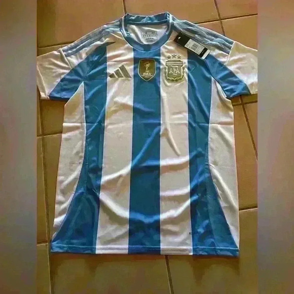 Argentina Copa America 2024 Home
Jersey with Champion Badge - Picture 2 of 3
